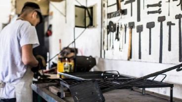 El objetivo es garantizarle a los jóvenes la posibilidad de terminar la escuela y aprender un oficio.