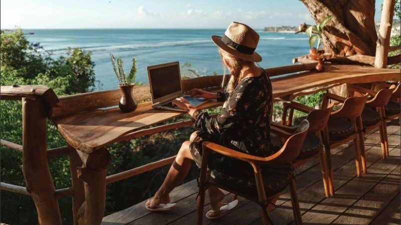 Extender la estadía para continuar paseando mientras se regresa al trabajo, es una tendencia que creció mundialmente desde 2020