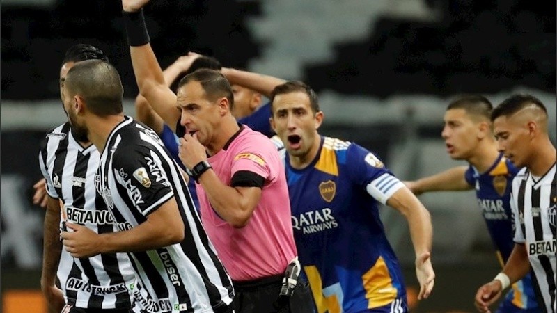 Izquierdoz protesta la decisión del árbitro de volver el marcador a cero.