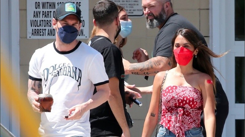 Lionel Messi y Antonela Roccuzzo, capturados a la salida de una farmacia que funciona como centro de vacunación contra el coronavirus.