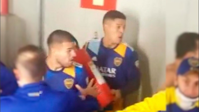 El defensor estuvo a punto de agredir a los policías pero un compañero lo detuvo.