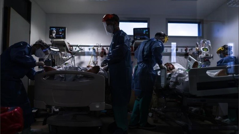 En el país se registraron 438 nuevas muertes por covid-19.