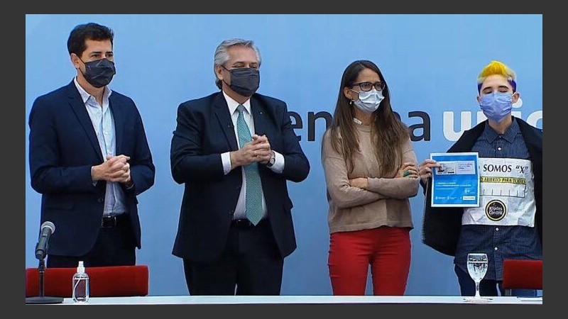 El presidente calificó la entrega de DNI a personas no binarias como un avance más en el reconocimiento de derechos.