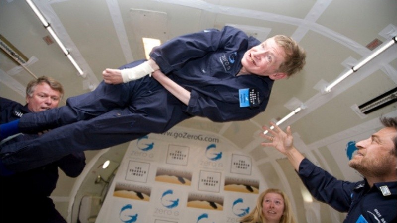 En 2007, el fallecido genio de la Física Teórica, Stephen Hawking, tuvo la oportunidad de experimentar la ingravidez por medio de un vuelo Zero-G.