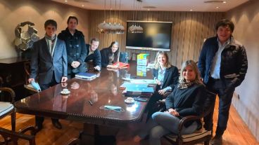 Scaglione (derecha) dijo que la inversión en este momento "es un mensaje positivo".