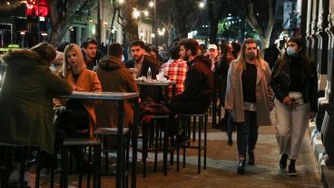 En el nuevo decreto provincial se amplia el horario de atención al público en bares y restaurantes.