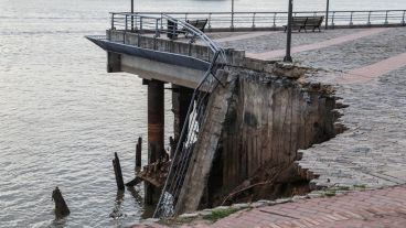 El derrumbe se produjo frente al edificio y auditorio.