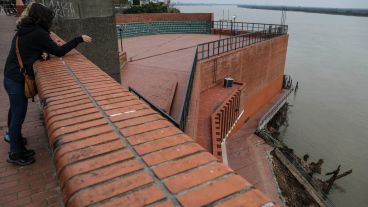El derrumbe se produjo frente al edificio y auditorio.