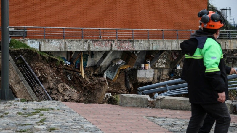 El derrumbe en la barranca del Parque España.