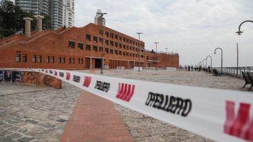 El derrumbe se produjo frente al edificio y auditorio.