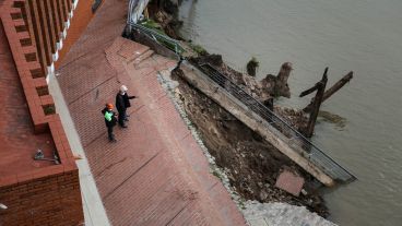 El derrumbe se produjo frente al edificio y auditorio.