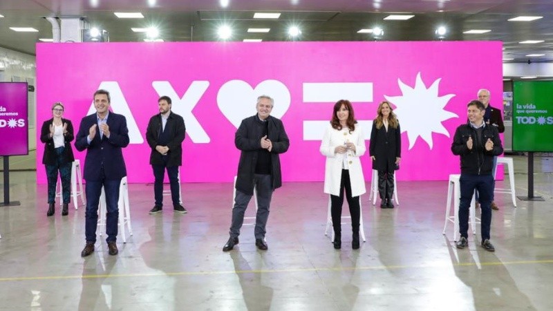 Los líderes del frente oficialista y, detrás, los candidatos.