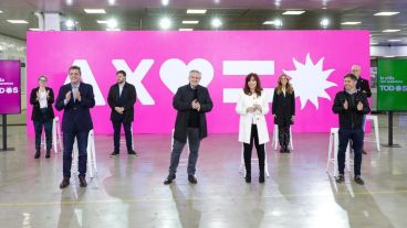 Los líderes del frente oficialista y, detrás, los candidatos.