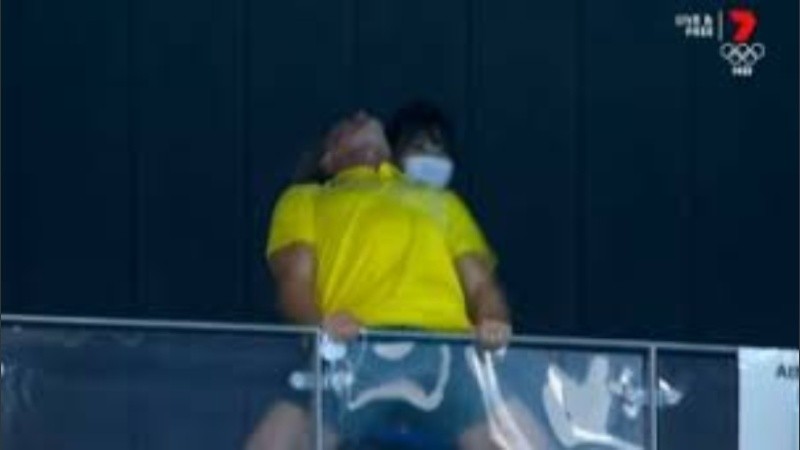 El festejo a lo Dibu Martínez del entrenador. 