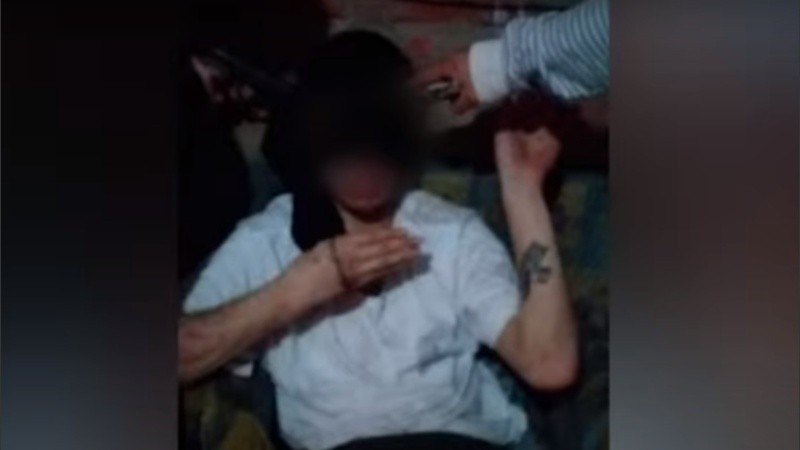 La foto del joven ensangrentado y apuntado con un arma en la cabeza que le mandaron a los padres.