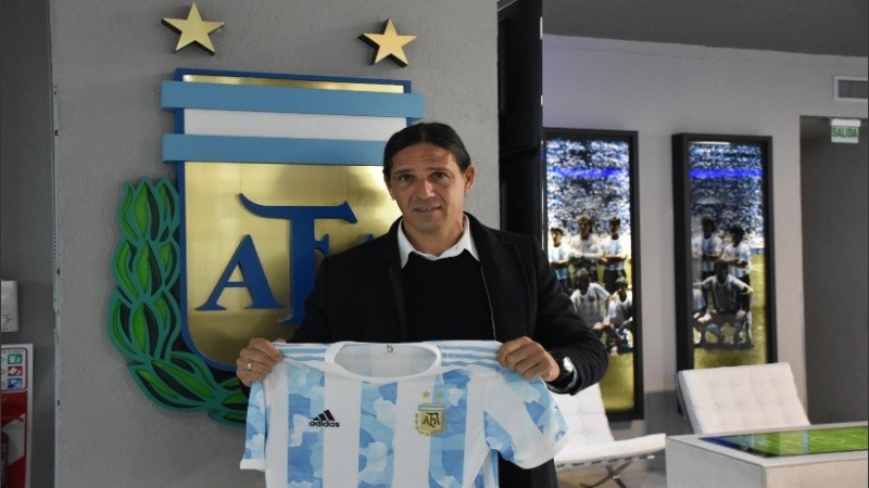  Fue tres veces campeón como entrenador de la UAI Urquiza en las temporadas 2014, 2017/18 y en el torneo 2018/19.