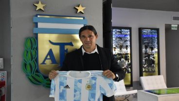 Fue tres veces campeón como entrenador de la UAI Urquiza en las temporadas 2014, 2017/18 y en el torneo 2018/19.