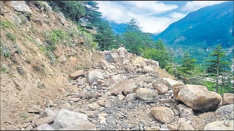 Los desastres causados por deslizamientos de tierra e inundaciones son comunes en la India durante la temporada de monzones de junio a septiembre.