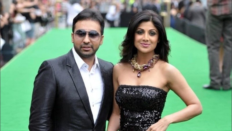 La policía está investigando si Shetty se benefició de los supuestos vínculos de su esposo con el negocio del cine porno.