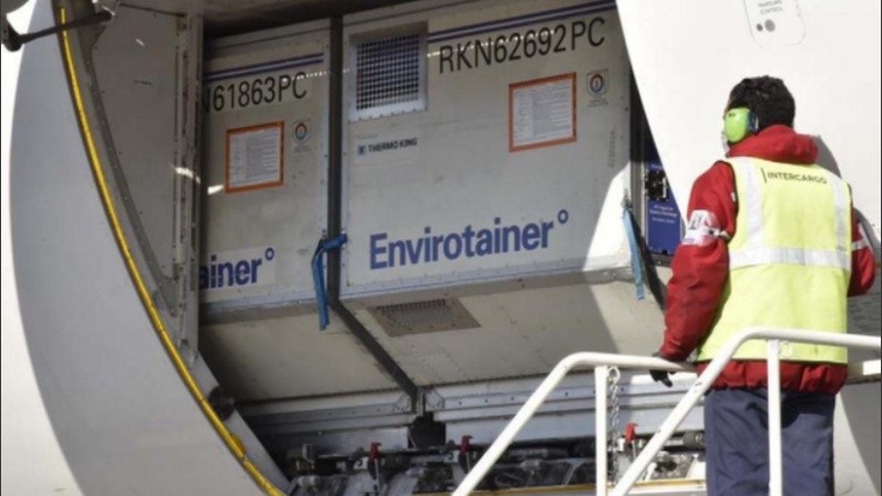 El vuelo UC1101 de la línea aérea Latam Cargo Colombia aterrizó a las 17.44 en el aeropuerto de Ezeiza.