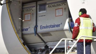 El vuelo UC1101 de la línea aérea Latam Cargo Colombia aterrizó a las 17.44 en el aeropuerto de Ezeiza.