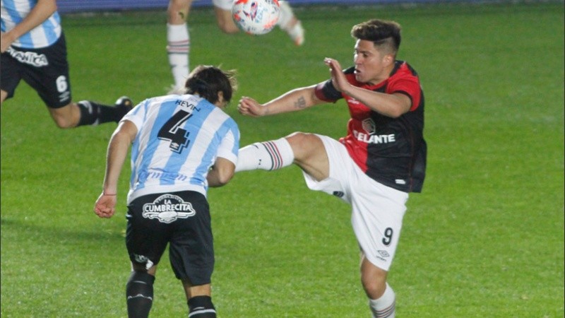 Jonatan Cristaldo dejó a su equipo con uno menos a los 2 minutos del complemento.