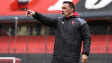 El DT leproso no le encontró la vuelta al partido, mucho menos cuando su equipo se quedó un uno menos.