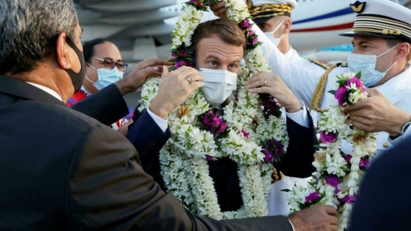 En el video se puede ver a Macron recibido con el protocolo tradicional de la Polinesia Francesa y termina con el cuello repleto de collares: aproximadamente eran seis.