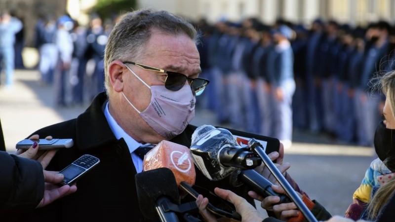 El ministro Jorge Lagna en la escuela de cadetes de policía de Rosario.