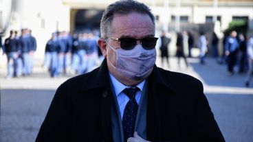 El ministro Jorge Lagna en la escuela de cadetes de policía de Rosario.