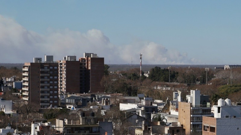 El humo en las islas visto desde Rosario.