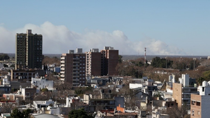 El humo en las islas visto desde Rosario.