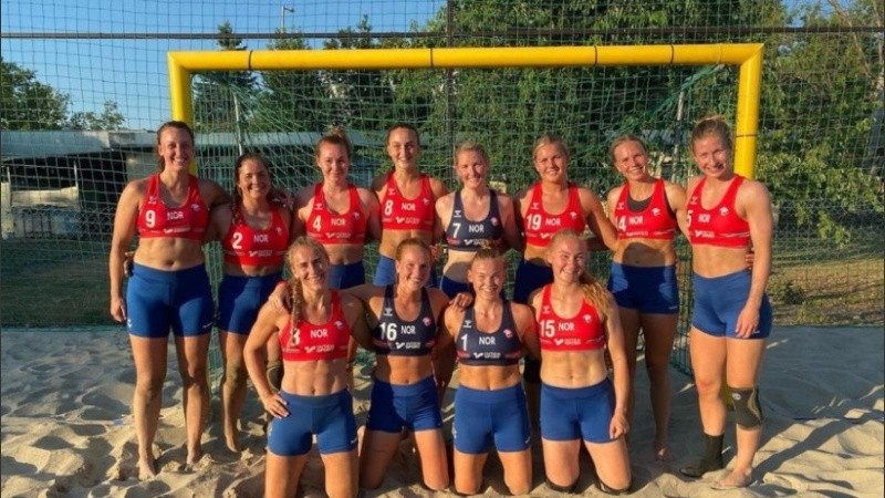 La Federación Europea de Handball sancionó a las jugadoras con una multa de 1.500 euros.