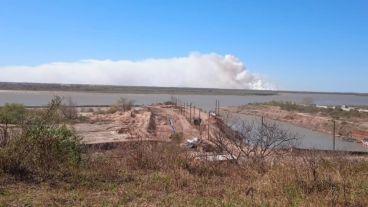 Un enorme frente de llamas cerca de Villa Constitución.