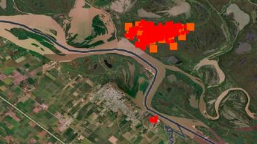 Un enorme frente de llamas cerca de Villa Constitución.