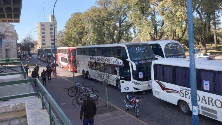 Una de las concentraciones que realizaron las agencias de viajes de Rafaela frente al municipio para reclamar por soluciones el año pasado.