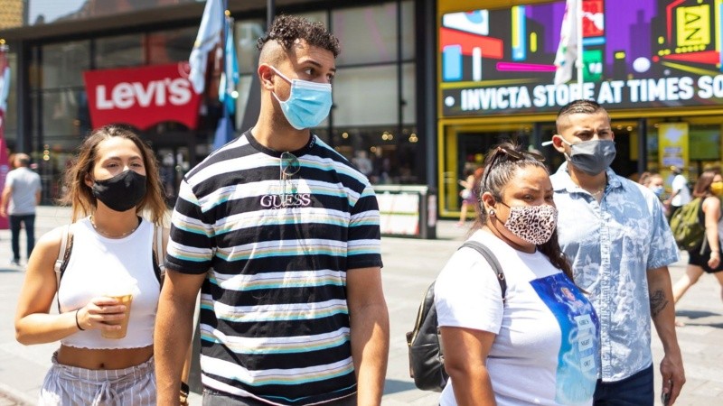 Con mascarillas en el Times Square en Nueva York. EE.UU. sigue al frente de los contagios.