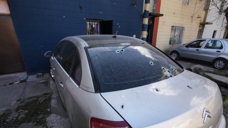 13 balazos que impactaron en el auto y en el frente de la casa. 