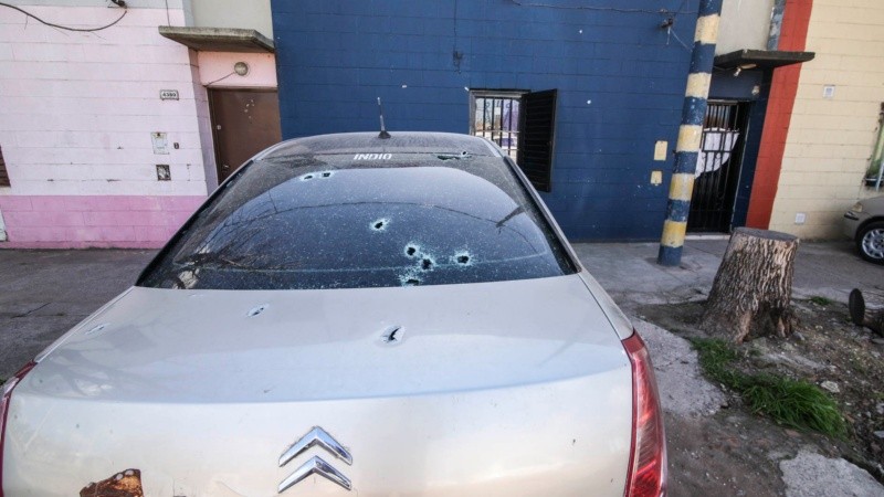 13 balazos que impactaron en el auto y en el frente de la casa. 