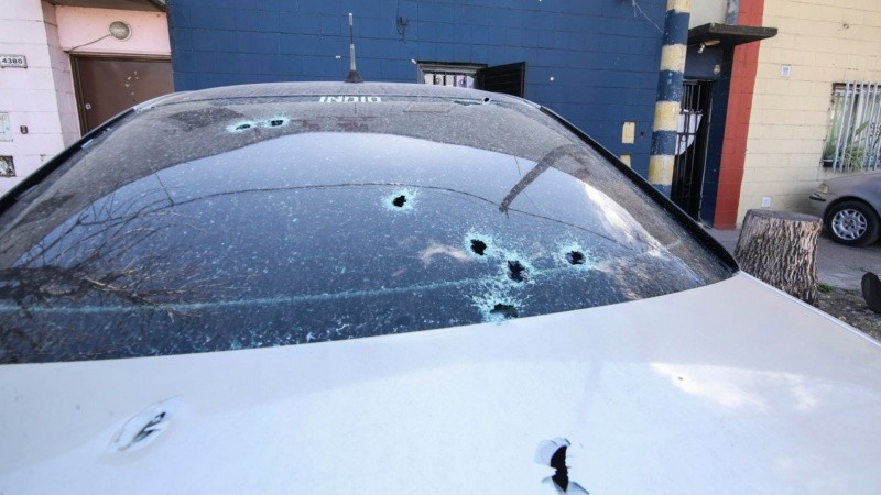 13 balazos que impactaron en el auto y en el frente de la casa. 