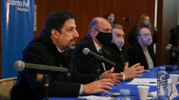 Trotta junto a Perotti y funcionarios provinciales este miércoles en Rosario