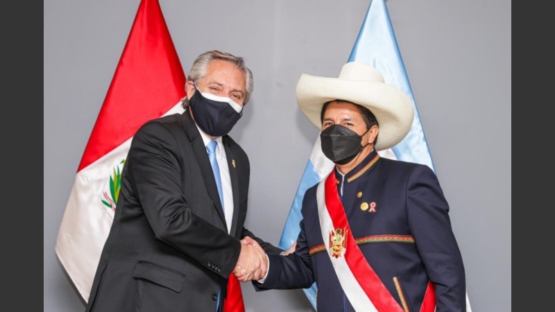 El presidente asistió a la asunción de Castillo en Perú.