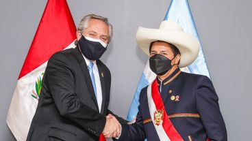El presidente asistió a la asunción de Castillo en Perú.