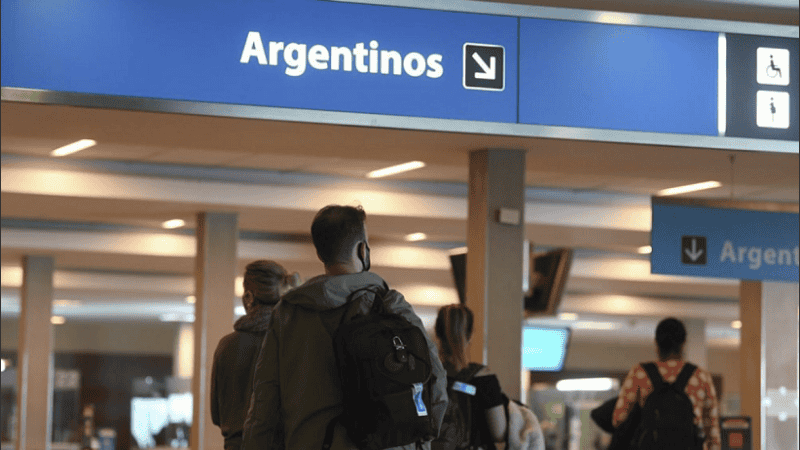 El viajero arribó al Aeroparque Jorge Newbery con PCR negativo antes del vuelo.