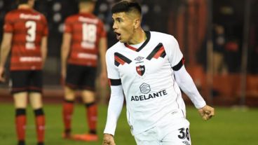 Nicolás Castro anotó su primer doblete en Primera División y aportó para el triunfo leproso ante el Pincha