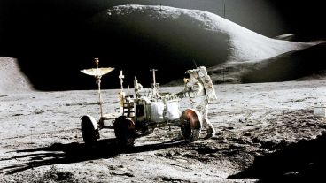 El diseño fue pensado para superar las irregularidades de la superficie lunar. Por eso el chasis tenía una altura libre del piso de 36 centímetros.