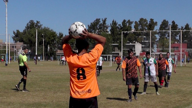 Desde este sábado regresaron los futbolistas amateurs a las canchas de la región.