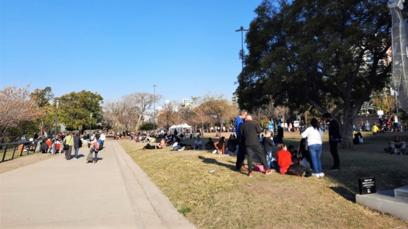 Mucha gente en los parques este domingo.