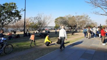 Mucha gente en los parques este domingo.