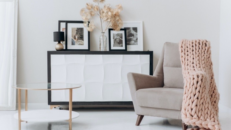 La combinación entre maderas y textiles es una de las favoritas